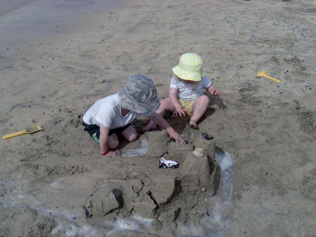 Lauras kids playing in sand